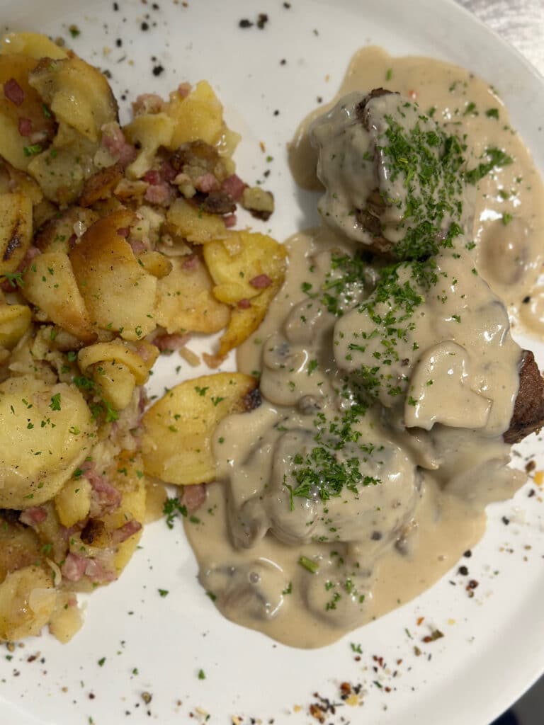 Uelser Hof ‧ Restaurant ‧ Schweinefilet mit Bratkartoffeln & Pilzrahmsauce